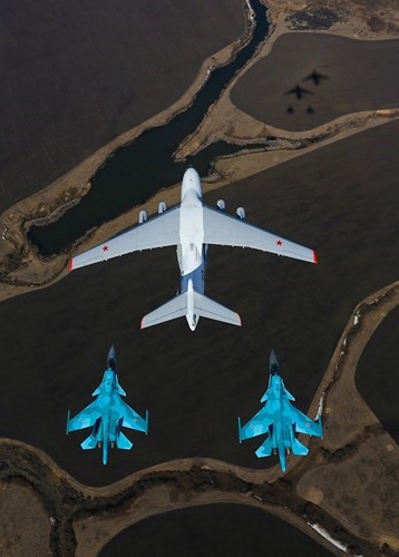 Ilyushin Il-78 - máy bay tiếp liệu trên không 4 động cơ từ thời Liên Xô, cùng 2 chiếc Sukhoi Su-34 - may bay ném bom tầm trung 2 động cơ, 2 ghế ngồi, có thể hoạt động trong mọi điều kiện thời tiết.