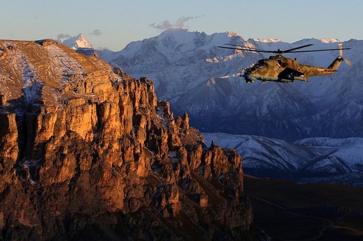 Trực thăng Mi-24 bay ở Kavkaz trong lúc chạng vạng.