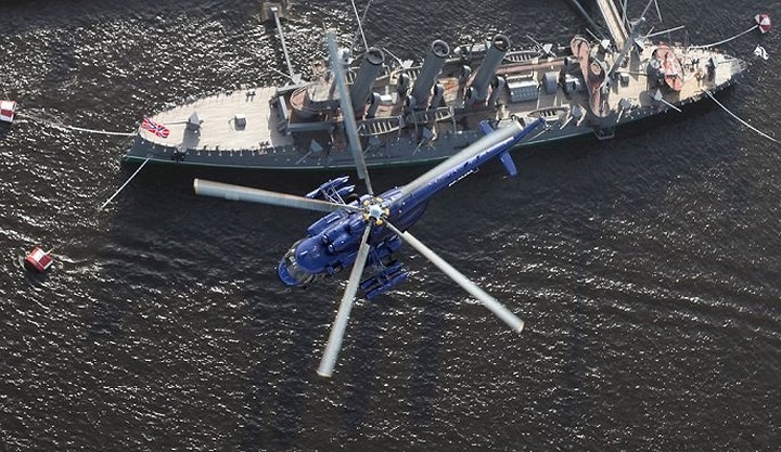 Trực thăng Mil Mi-8 bay trên tuần dương hạm hộ vệ Rạng Đông.