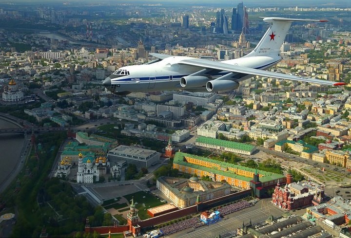 Alexey Nagaev chụp máy bay ở khắp Nga, kể cả Bắc Cực, Kamchatka, Crưm và Kavkaz. Tất cả máy bay được chụp khi đang bay trên bầu trời. Trong ảnh là chiếc Ilyushin Il-76, máy bay vận tải đa năng 4 động cơ, trên bầu trời Điện Kremlin.