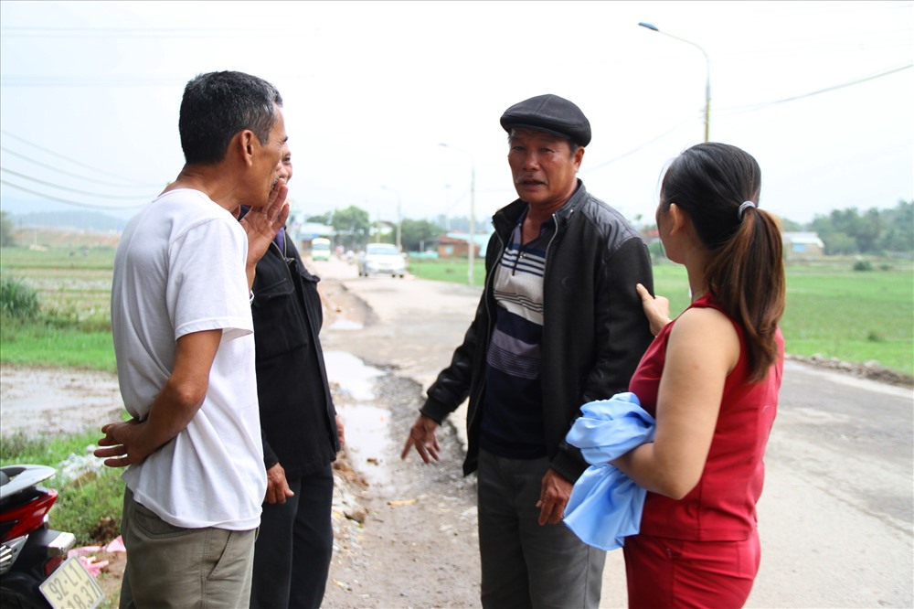 Ông Trần Thiện Dũng (đội mũ) người dân xã Tam Thái bức xúc trước tình trạng Quốc lộ 40B hư hỏng nghiêm trọng lưu lượng xe tải trọng lớn quá nhiều. Ảnh: LP