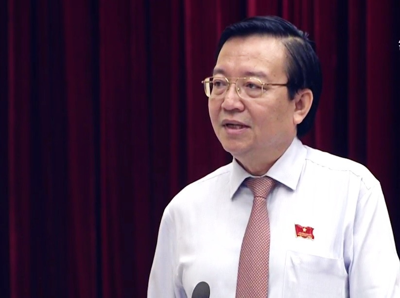 Ông Lê Hồng Sơn – GĐ Sở GD-ĐT TPHCM trả lời chất vấn.