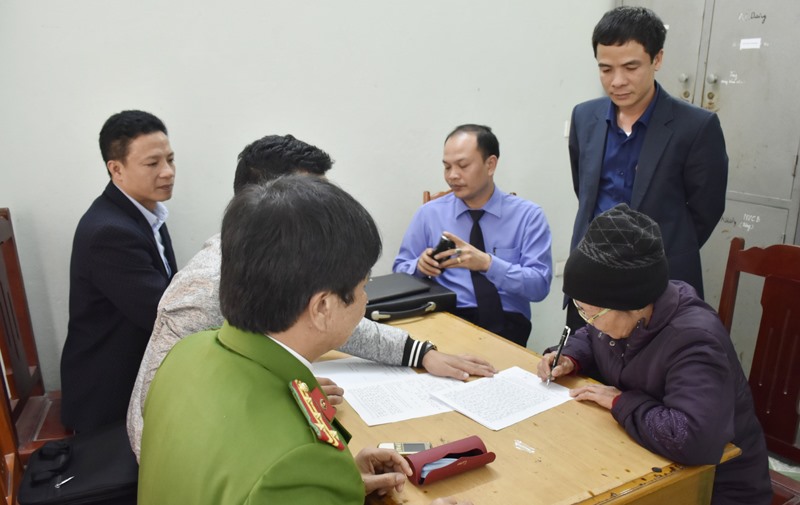Bà Phạm Thị Xuân cúi đầu nhận tội. 