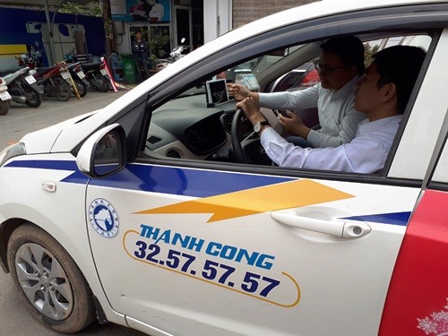 Taxi Thành Công cho biết, với phần mềm APP có thể cho phép khách hàng biết tiền trước khi lên xe, không cần cần smartphone (Ảnh: TX)