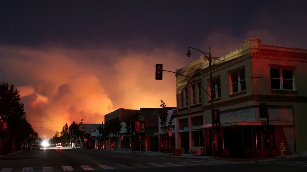 Hiện chưa có báo cáo nào về số người thiệt mạng do cháy rừng. Hai người bị thương nặng trong một vụ hỏa hoạn ở hạt  San Bernardino. Ảnh: Reuters
