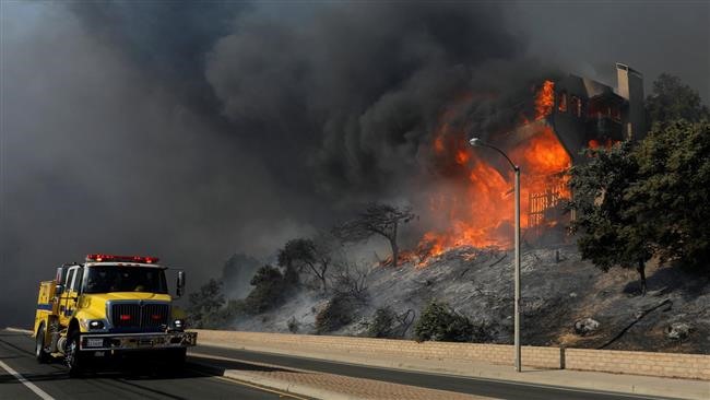 Cháy rừng gây thiệt hại nhiều nhất là ở hạt Ventura, phía tây bắc Los Angeles, với 150 công trình bị phá hủy. Một quan chức cứu hỏa cho biết, nhiều khả năng hàng trăm ngôi nhà khác sẽ bị ngọn lửa thiêu rụi. Ảnh: Los Angels Times