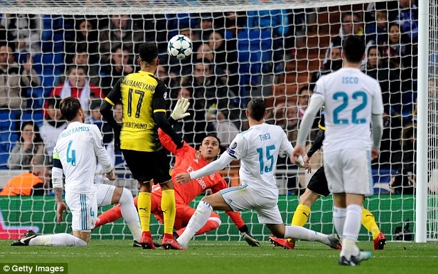 Aubameyang gỡ hòa 2-2 cho Dortmund. Ảnh: Getty Images.