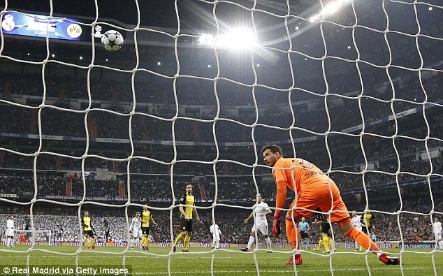 Thủ thành Burki (áo cam) chỉ biết đứng nhìn bóng bay vào lưới sau cú đá của Ronaldo. Ảnh: Getty Images.