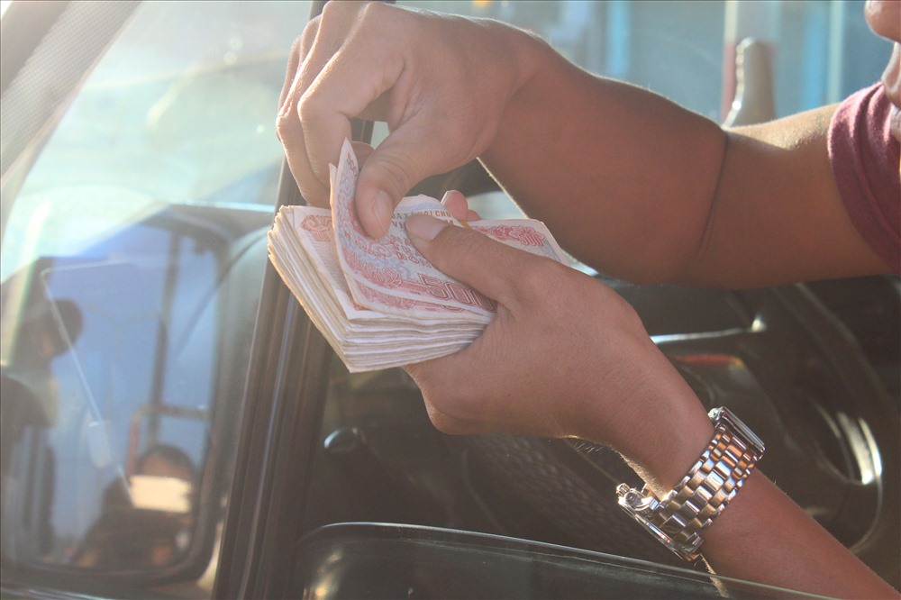 Tài xế dùng tiền lẻ qua trạm thu phí BOT quốc lộ 1 tuyến tránh Biên Hòa