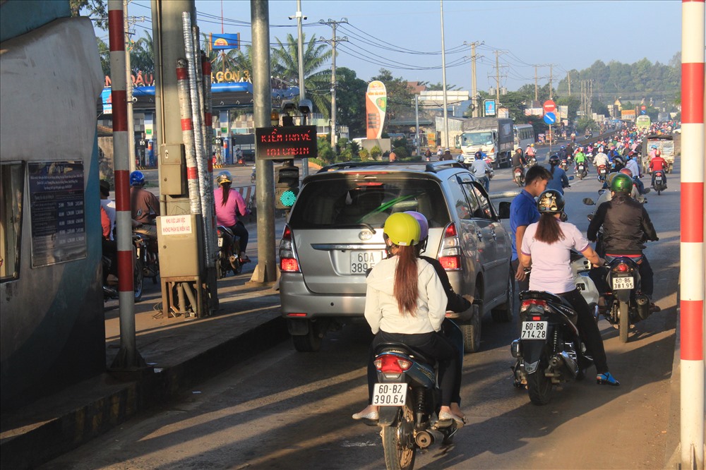 Khi tài xế dùng tiền lẻ qua trạm, xe gắn máy cũng đi cả vào làn trả phí của xe ô tô