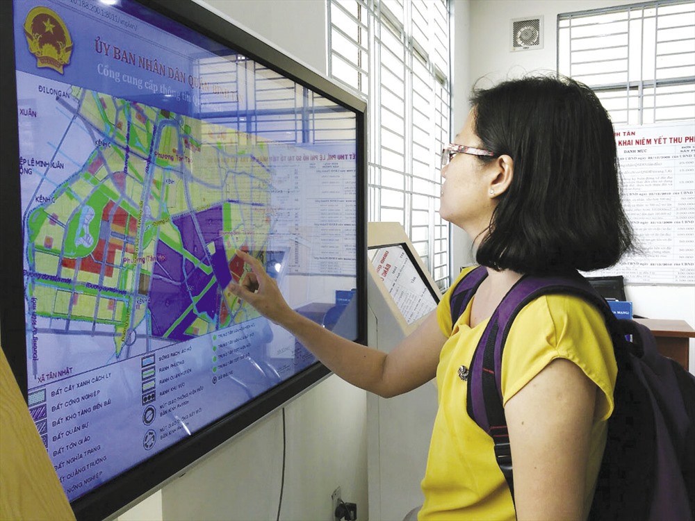 Người dân xem thông tin quy hoạch được công khai trực tuyến tại quận Bình Tân.