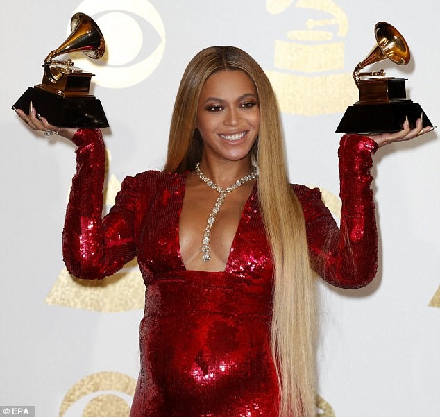 Với tổng thu nhập 105 triệu USD, nữ ca sĩ Beyonce đã trở thành người có thu nhập cao nhất trong năm 2017. Số tiền kiếm được của Beyonce chủ yếu từ album “Lemonade” làm mưa làm gió trên khắp thế giới và chuyến lưu diễn thế giới của cô. Ngoài ra, Beyonce cũng có nguồn thu nhập từ công việc kinh doanh
