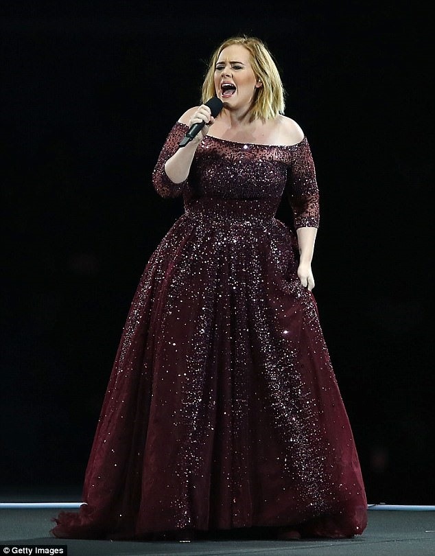 Đứng thứ 2 là Adele với 69 triệu USD. Nàng “họa mi nước anh” đã thu về hành triệu đô sau mỗi buổi biểu diễn trong đợt quảng bá kéo dài của album “25”