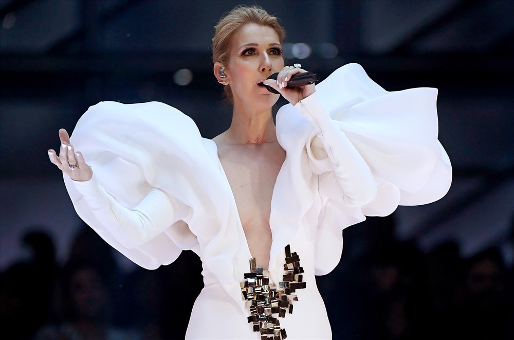 Celine Dion đứng ở vị trí thứ tư với 42 triệu USD. Nữ ca sĩ đến từ Canada đã có một năm bội thu sau khi nghỉ dưỡng một thời gian vì sự ra đi của chồng năm 2016