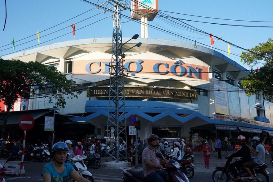 Chợ Cồn là chợ sầm uất nhất thành phố Đà Nẵng, thuộc sự quản lý của Cty Quản lý hội chợ triển lãm và các chợ Đà Nẵng.Ảnh: P.V