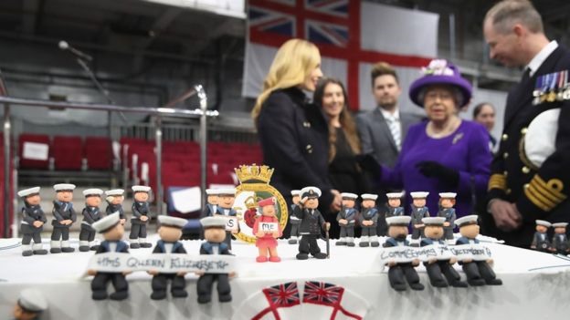Nữ Hoàng Elizabeth II lên tàu mang tên bà dự lễ đưa chiếc hàng không mẫu hạm lớn nhất của Hải quân Anh vào hoạt động. Ảnh: BBC
