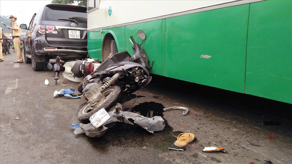 6 xe máy bị xe buýt được cho là mất thắng tông trúng dưới chân cầu Bình điền sáng nay. Ảnh: T.S