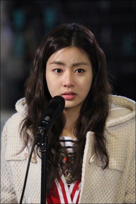  Kang So Ra được biết chú ý qua bộ phim Dream High, sau đó cô tham gia một loạt những phim ăn khách như: Doctor Stranger, Misaeng...Mối quan hệ tình cảm với Kim Hyun Bin cũng khiến cô được truyền thông chú ý nhiều hơn 