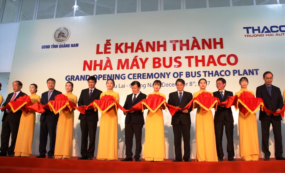 Phó Thủ tướng Trịnh Đình Dũng cùng các đại biểu cắt băng khánh thành nhà máy Bus Thaco. Ảnh: LP