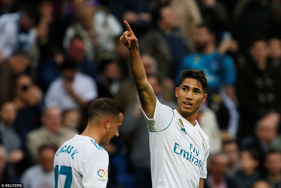 Hakimi (phải) là cầu thủ ghi bàn thắng thứ 5 cho Real Madrid. Ảnh: Reuters.