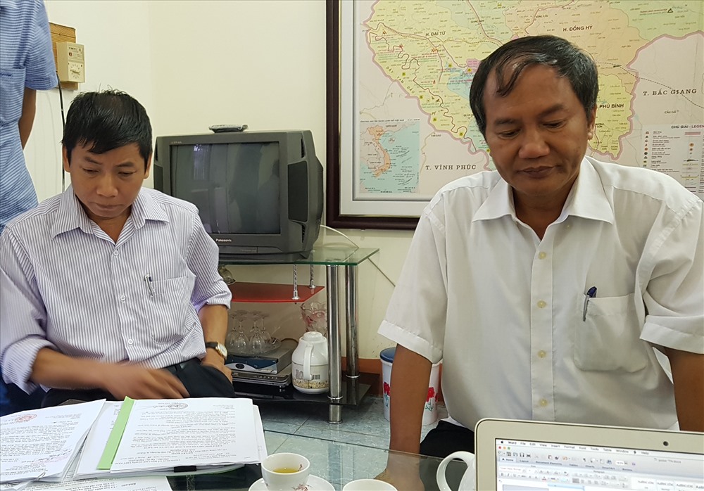 Ông Lưu Công Sơn (phải) và ông Tạ Đình Chiến trong buổi làm việc với PV Báo Lao Động.
