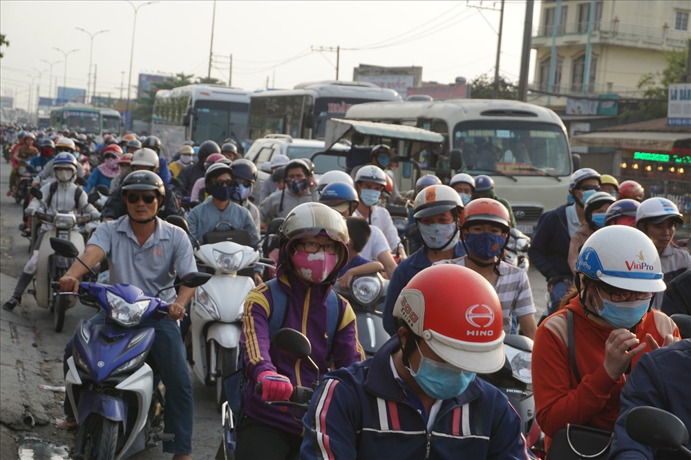 Nhiều người ở các tỉnh miền Tây có cự ly gần như: Bến Tre, Vĩnh Long, Cần Thơ, Tiền Giang đã chọn phương tiện xe gắn máy để di chuyển từ chỗ làm về quê dịp lễ, tết.