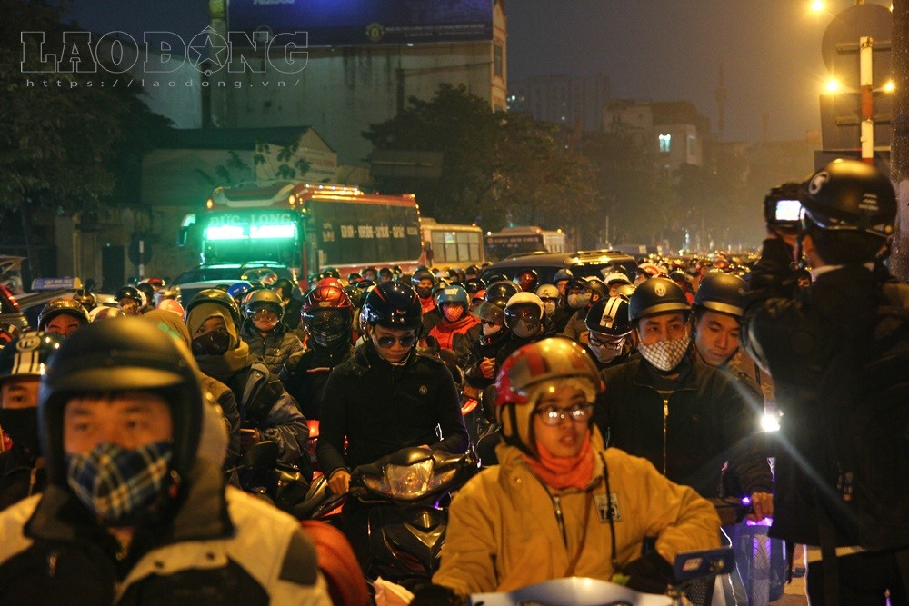 Chiều ngày 2/1, kết thúc 3 ngày nghỉ lễ Tết Dương lịch 2017, hàng ngàn người dân ngoại tỉnh lại ùn ùn kéo nhau về Thành phố Hồ Chí Minh khiến các cửa ngõ vào thành phố đông hơn ngày thường.