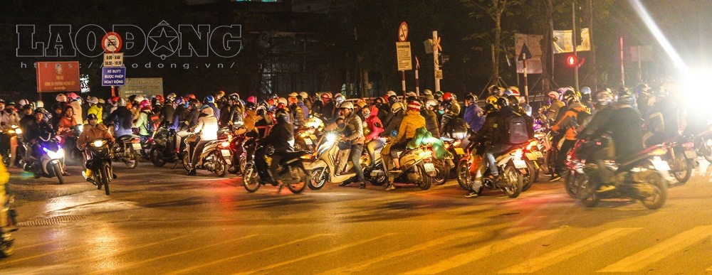 giao thông nhiều khu vực ở cửa ngõ phía Nam Hà Nội trở nên hỗn loạn. Lực lượng CSGT tích cực phân luồng, điều tiết các phương tiện.