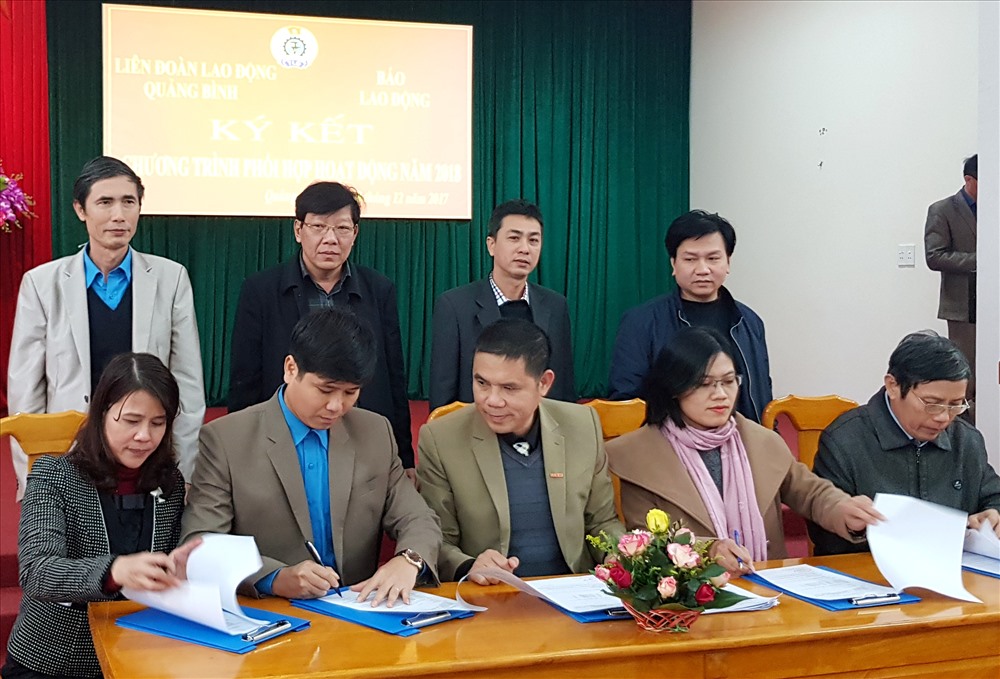 Đại diện báo Lao Động ký kết phối hợp truyền thông với các CĐ ngành tại Quảng Bình. Ảnh: Lê Phi Long