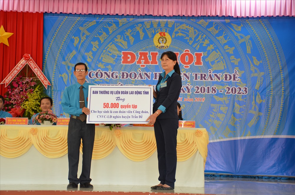Chủ tịch LĐLĐ tỉnh Sóc Trăng – Lê Thị Kim Xuyên trao tượng trưng 50 ngàn quyển tập cho LĐLĐ huyện Trần Đề.