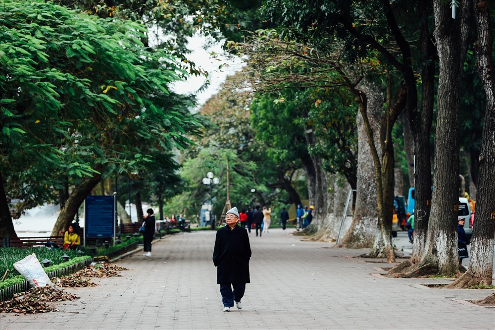 Nhiều người già chuẩn bị cho mình những bộ đồ kín để giữ ấm cho cơ thể và tận hưởng không khí rét. 