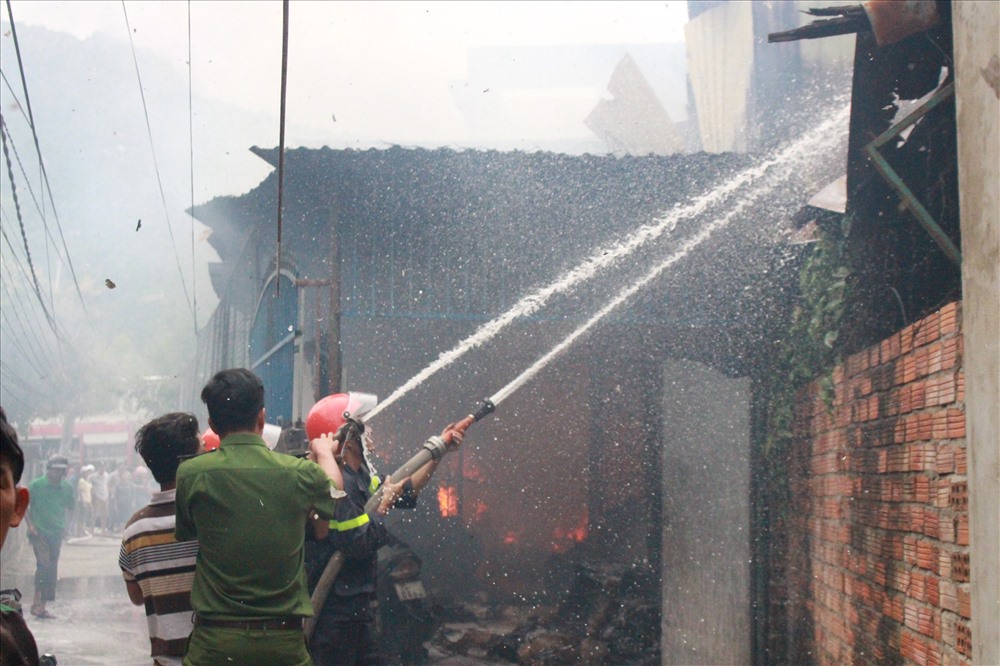Lực lượng PCCC tỉnh Khánh Hòa dập tắt đám cháy. Ảnh: C.T