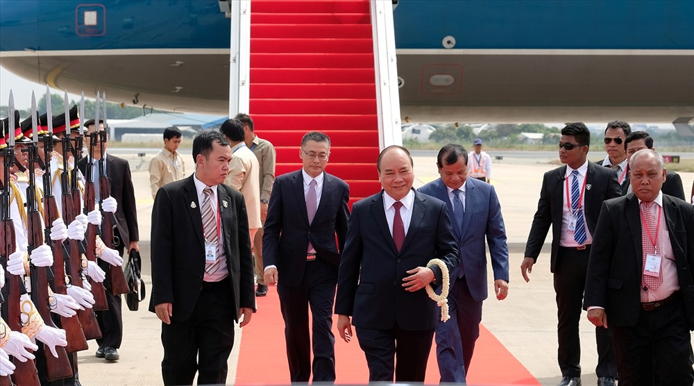 Thủ tướng Nguyễn Xuân Phúc tới sân bay Pochentong, Phnom Penh. Ảnh: VGP