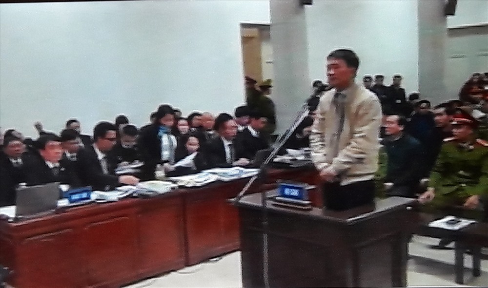 Bị cáo Trịnh Xuân Thanh trả lời trước tòa. Ảnh chụp qua màn hình tivi.