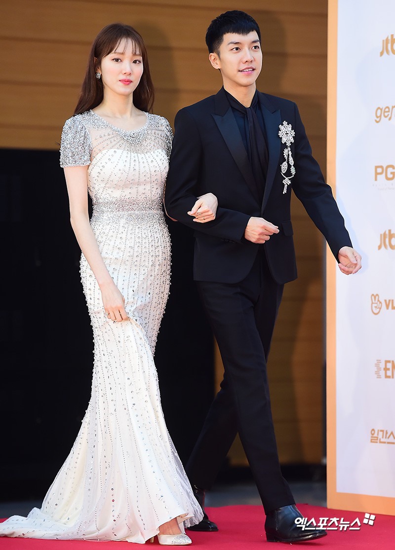 Lee Seung Gi sánh bước bên Lee Sung Kyung trên thảm đỏ