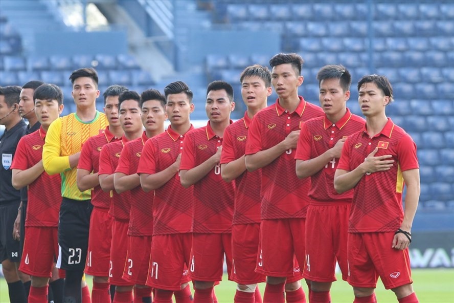 Các cầu thủ U23 Việt Nam trong nghi thức chào cờ tại giải M-150 Cup. Ảnh: Minh Tùng