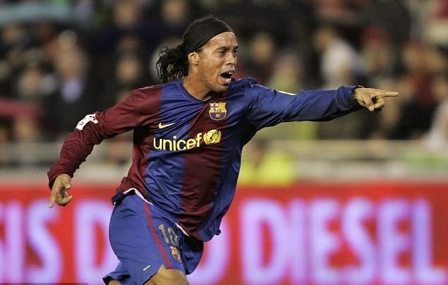Ronaldinho luôn là thần tượng của Coutinho. Ảnh: Getty Images.