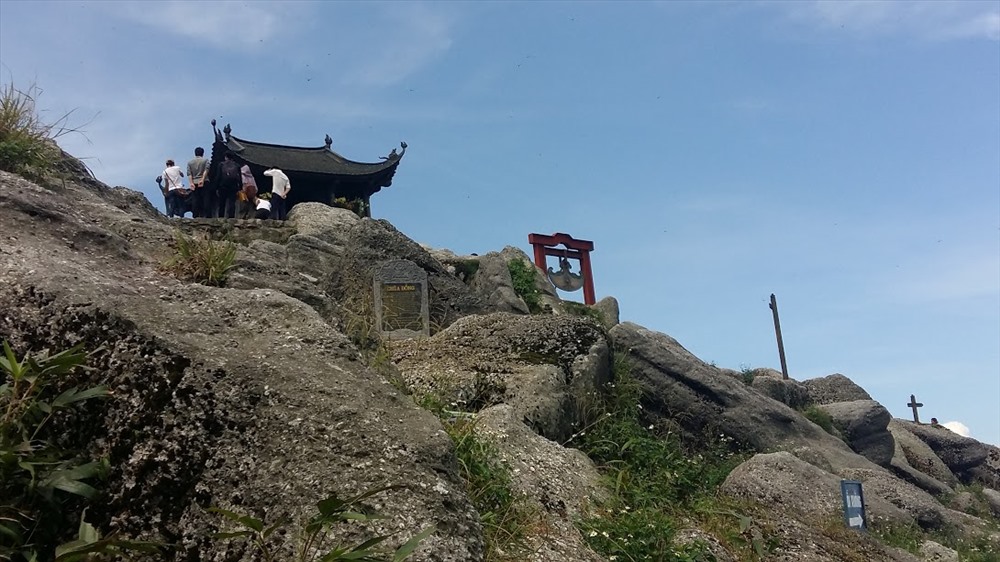 Khu vực chùa Đồng có diện tích hẹp, địa hình lại hiểm trở. Ảnh: Nguyễn Hùng