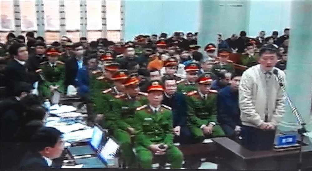 Bị cáo Trịnh Xuân Thanh trong phiên tòa sáng nay (11.1). Ảnh chụp qua màn hình tivi.
