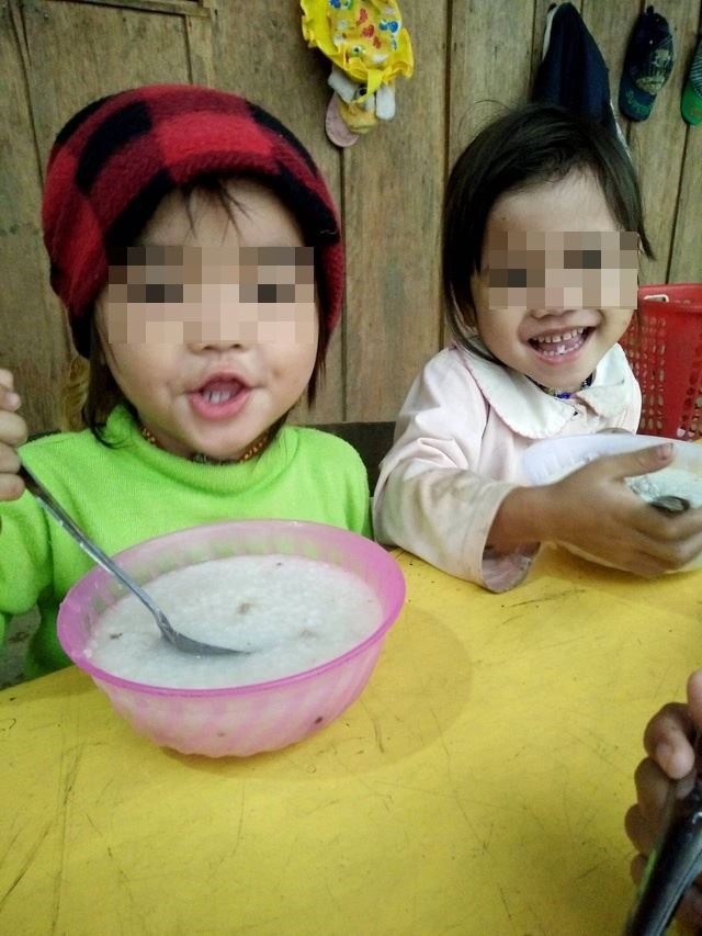 Bữa cơm của các em nhỏ vùng cao trong tiết trời giá lạnh.