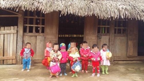 Gần 300 học sinh ở Tam Thanh còn phải ngồi học trong phòng tranh tre nứa lá.