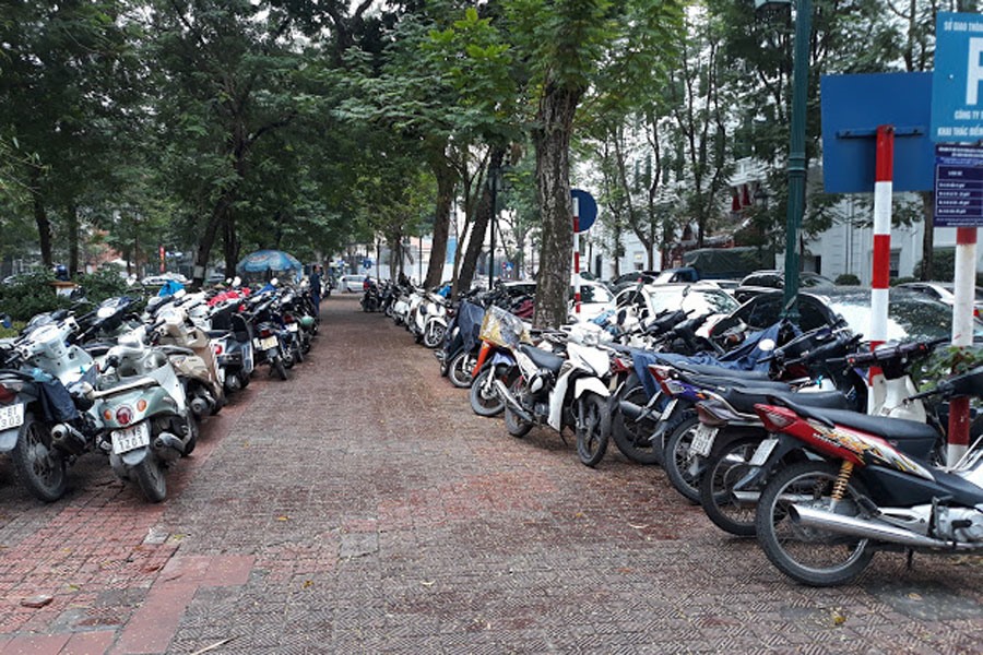 Bãi trông giữ xe nằm trong khuôn viên vườn hoa Diên Hồng (quận Hoàn Kiếm, Hà Nội). Ảnh: P.V
