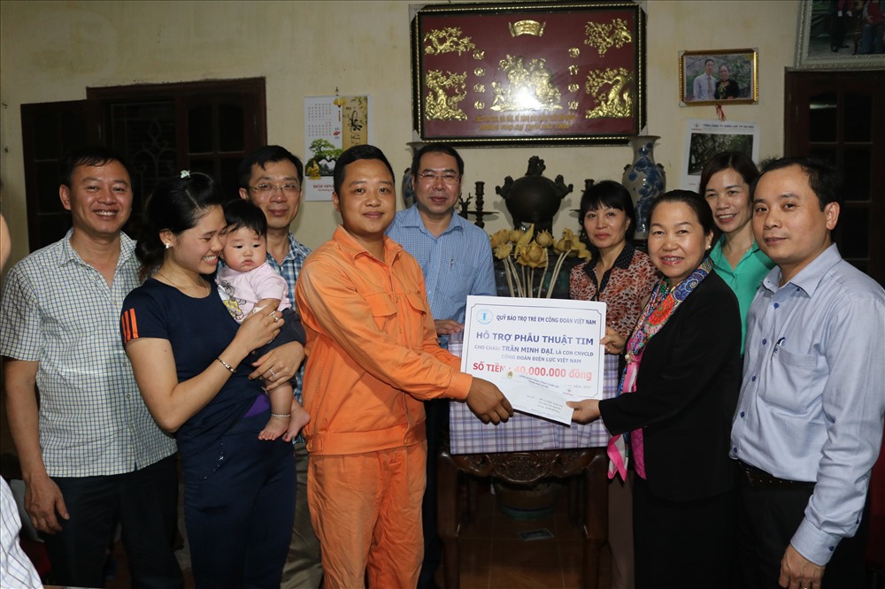 Phó Chủ tịch Tổng LĐLĐVN Nguyễn Thị Thu Hồng cùng các cấp Công đoàn ĐLVN hỗ trợ phẫu thuật tim cho con công nhân ngành Điện.