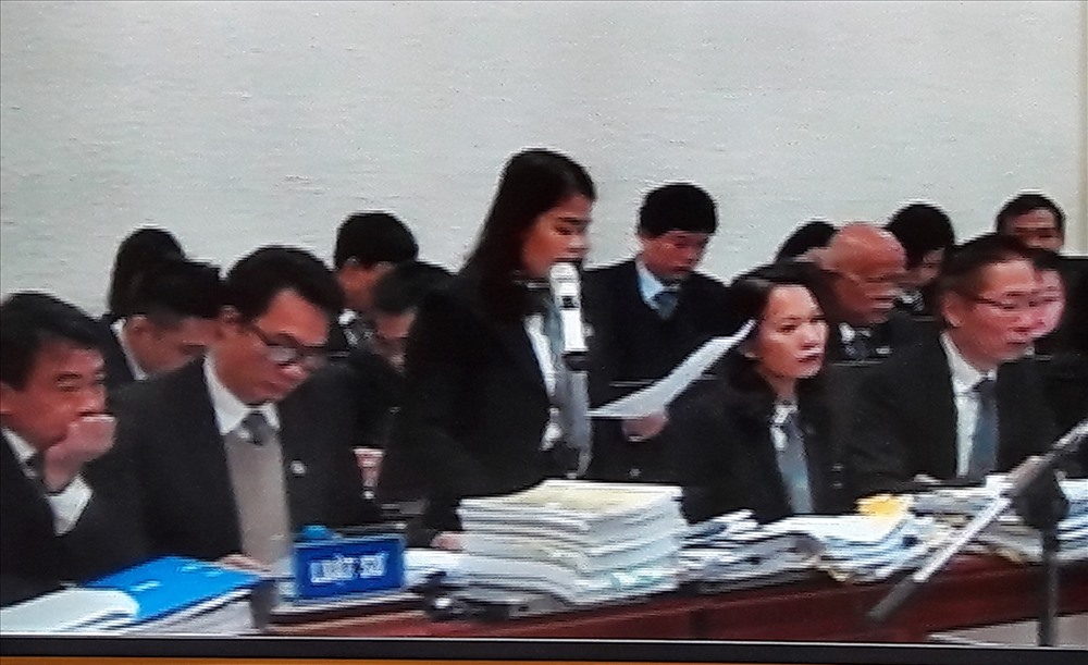 Các luật sư bào chữa cho Trịnh Xuân Thanh trong phiên tòa sáng nay 12.1. Ảnh Cao Nguyên.