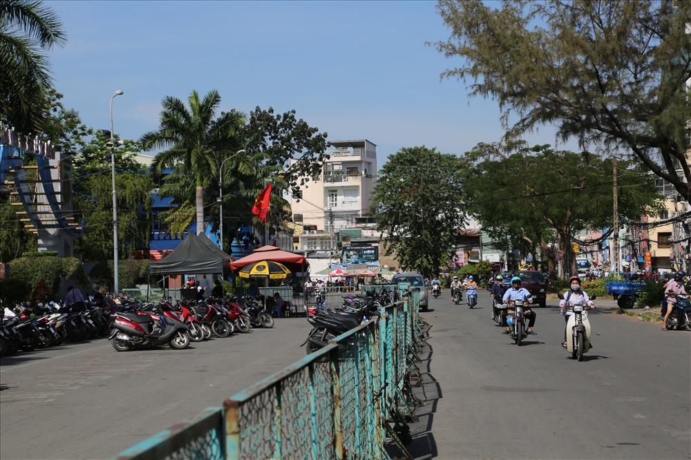Bãi trông giữ xe dưới lòng đường tại Công Viên Lê Thị Riêng - Cách Mạng Tháng 8, Q.10. Ảnh: Ngọc Tiến