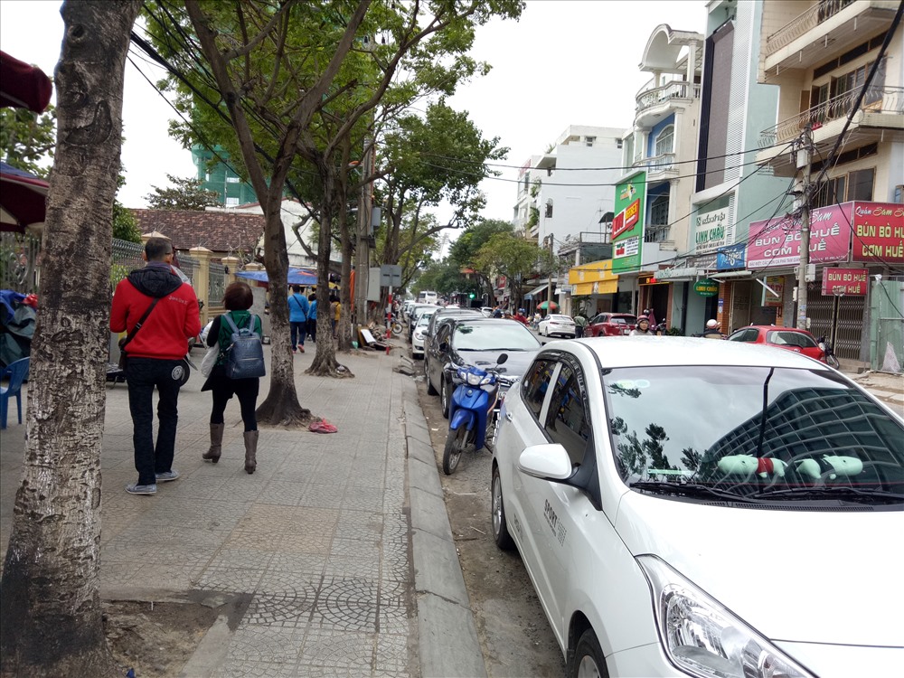 Một loạt ô tô nối nhau xếp hàng dài trên đoạn được Ngô Gia Tự, những lúc xe du lịch kéo đến những chiếc xe này rất khó ra khỏi bãi đỗ. (ảnh: Bảo Trung)