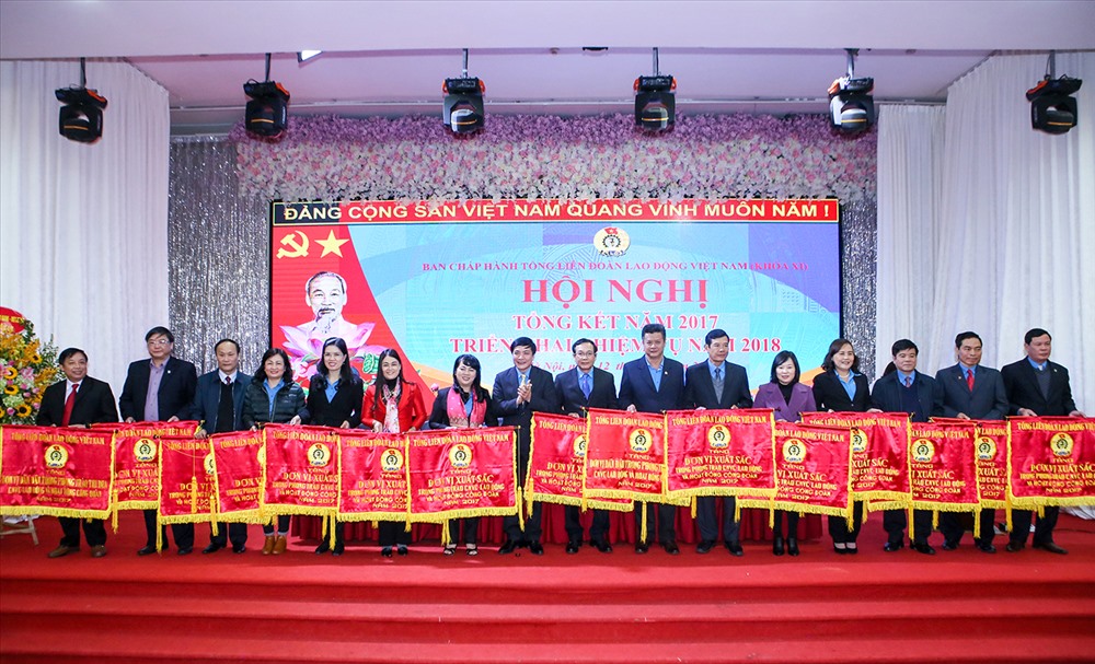 Uỷ viên Trung ương Đảng, Chủ tịch Tổng LĐLĐVN Bùi Văn Cường trao Cờ thi đua cho các tập thể. Ảnh: Sơn Tùng