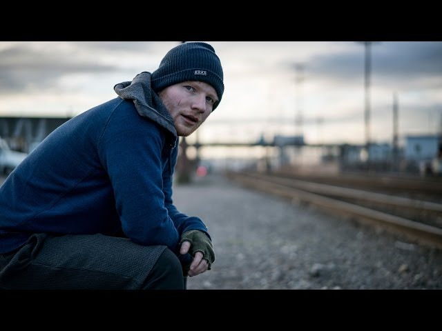 Hình ảnh Ed Sheeran trong MV “Shape Of You“. Ảnh chụp màn hình