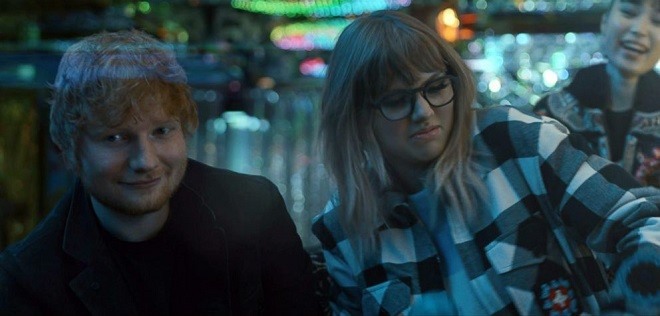 Ed Sheeran và Taylor Swift trong một cảnh của MV “End Game“. Ảnh chụp màn hình