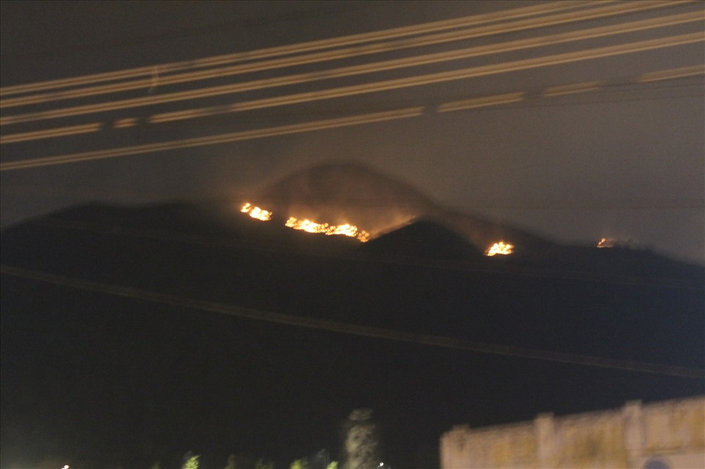 Hơn 21h, ngọn lửa vẫn tiếp tục cháy lan rộng trên núi, phía sau lưng trụ sở phường Vĩnh Hòa, Nha Trang.